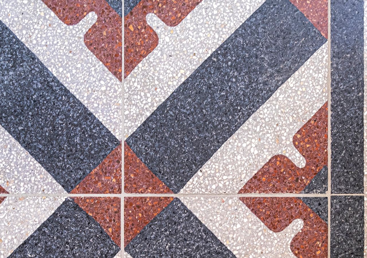 Művészete a mozaikok és terrazzo burkolatok színes világát idézi, számos ikonikus budapesti épületben találkozhatunk alkotásaival.