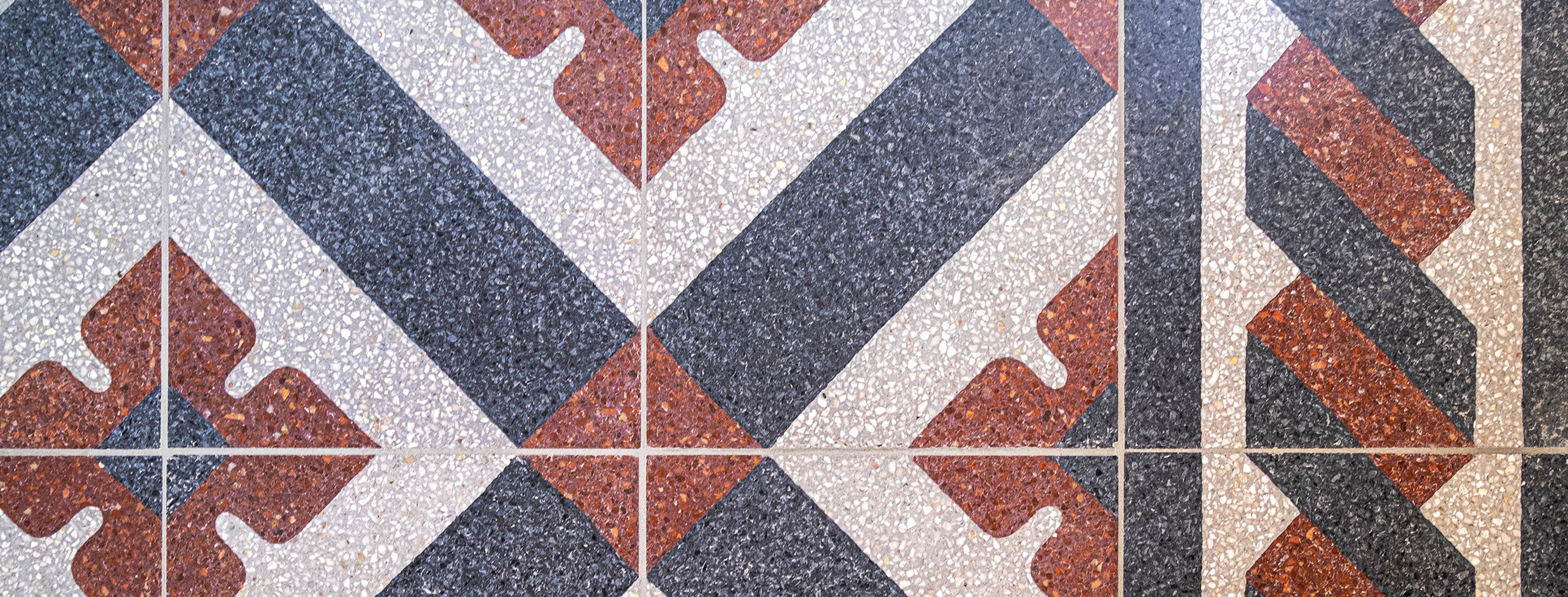 Művészete a mozaikok és terrazzo burkolatok színes világát idézi, számos ikonikus budapesti épületben találkozhatunk alkotásaival.