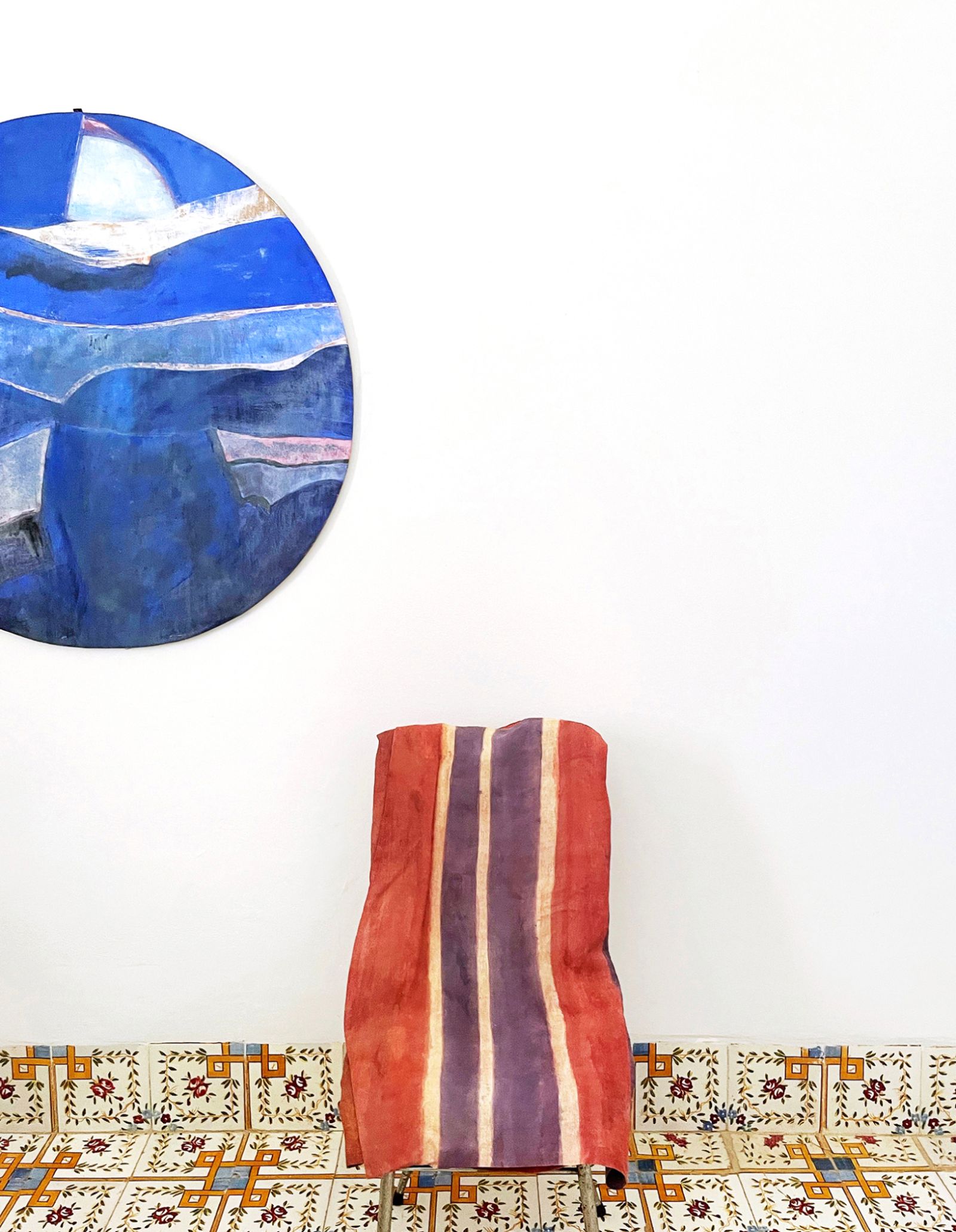A szicíliai Pantelleria színeiben pompázó nyár inspirál az IAMART Magazin új számában, amely a terrazzo, a színek és a formák világába vezet.