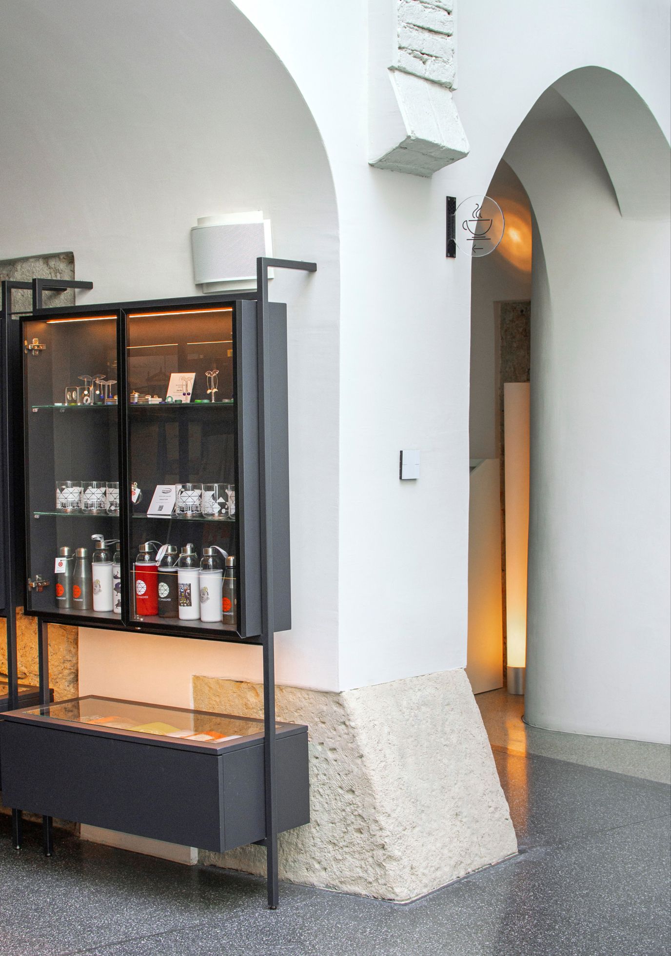 A római szílusú terrazzo burkolat színeit és mintázatát gondosan válogatták ki a projekt elvégzése során, hogy hűen tükrözzék a feltárt régészeti leleteket.