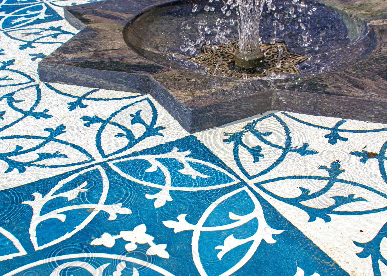 Az összetett szimbólum rendszerű, Iamart által a helyszínre készített octagram formájú szökőkút monolit terrazzo burkolat cizellált, ornamentikus mintázatú.