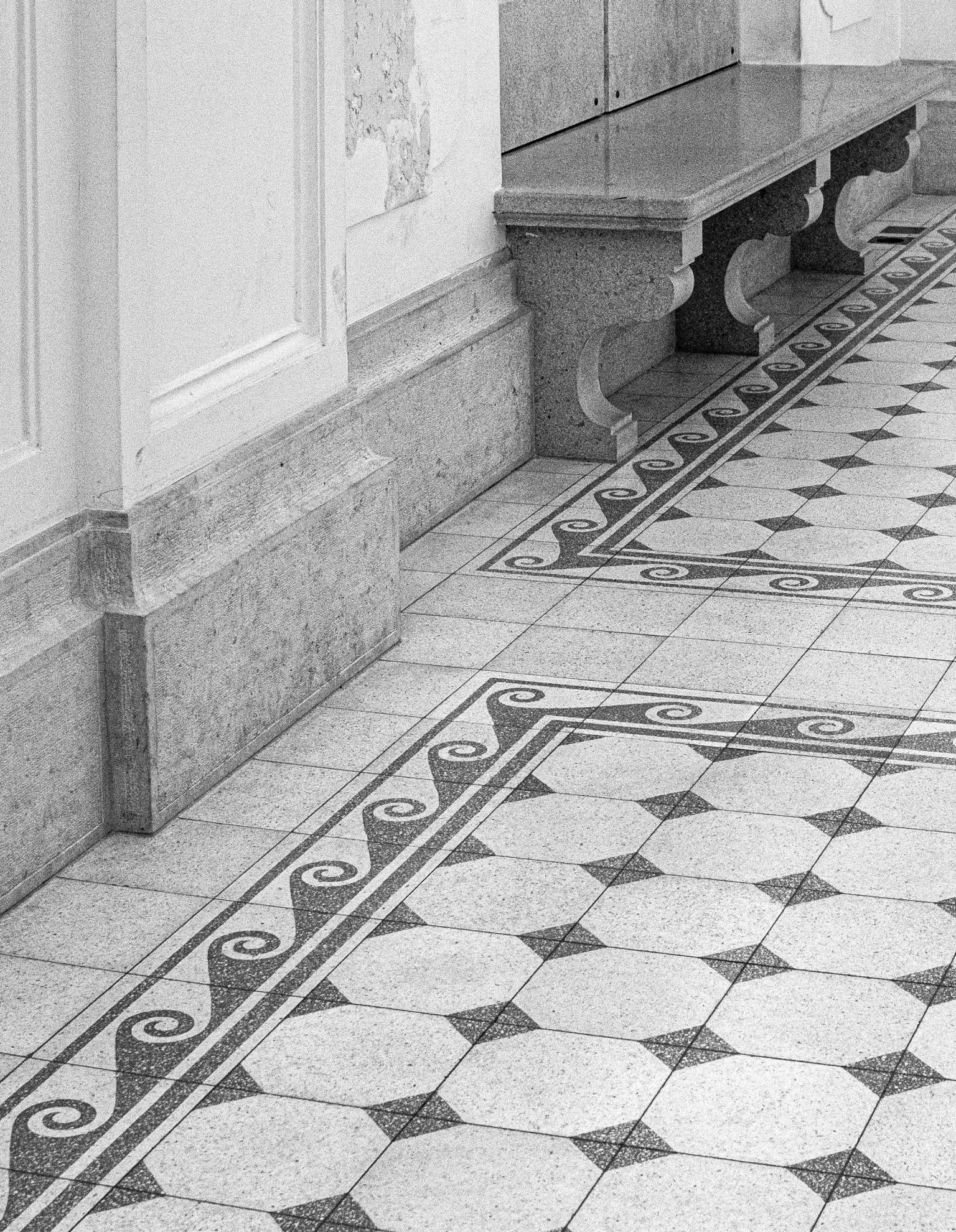 A folyosók és előszobák renoválása során a tervezők a korabeli stílusjegyeket figyelembe véve dolgoztak, a művészeti értékek tiszteletben tartásával.
