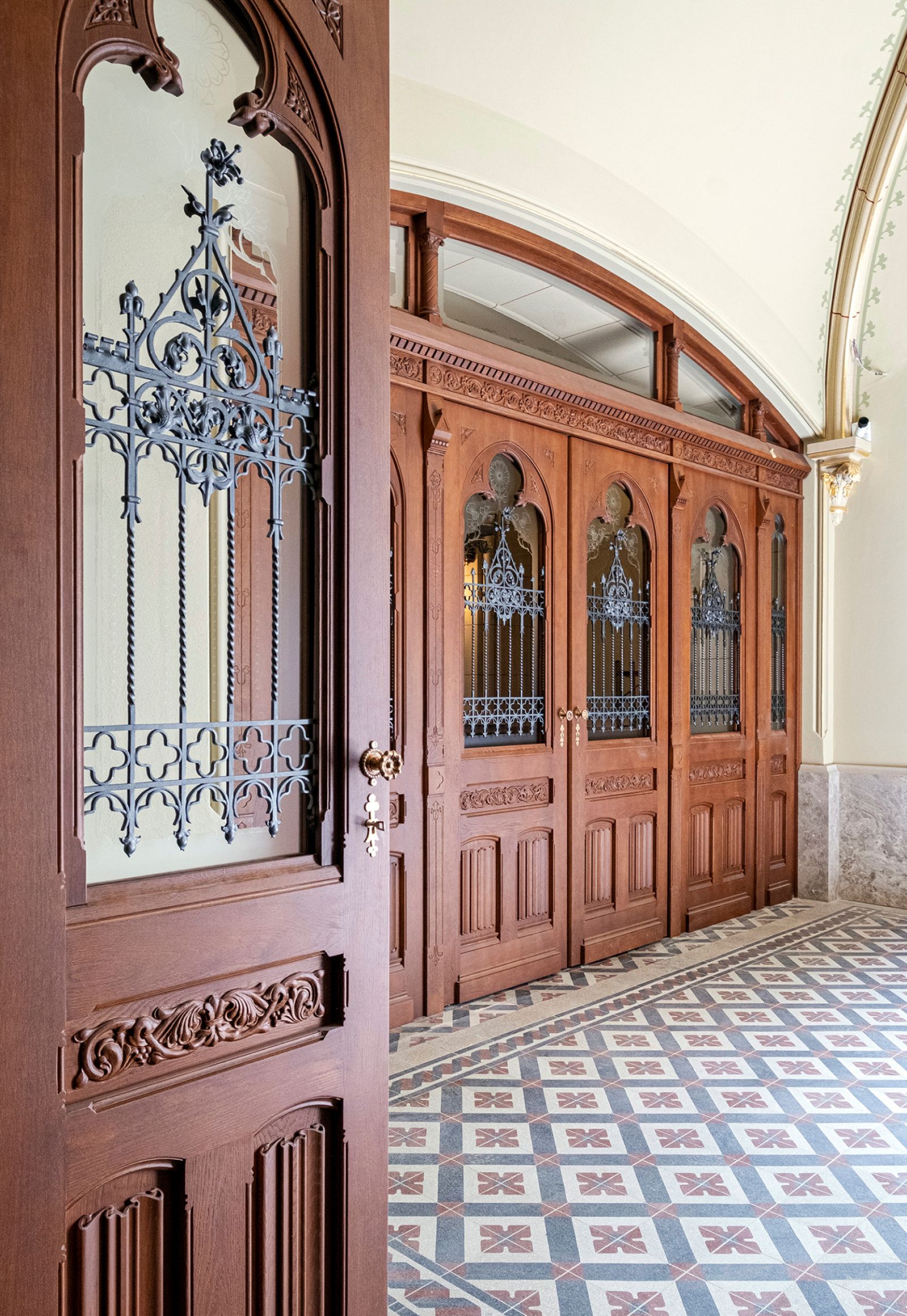 A IAMART rekonstrukciói során Walla eredeti mintáit és technikáit alkalmazva készítettek újra ikonikus burkolatokat a kulturális örökség védelmében.