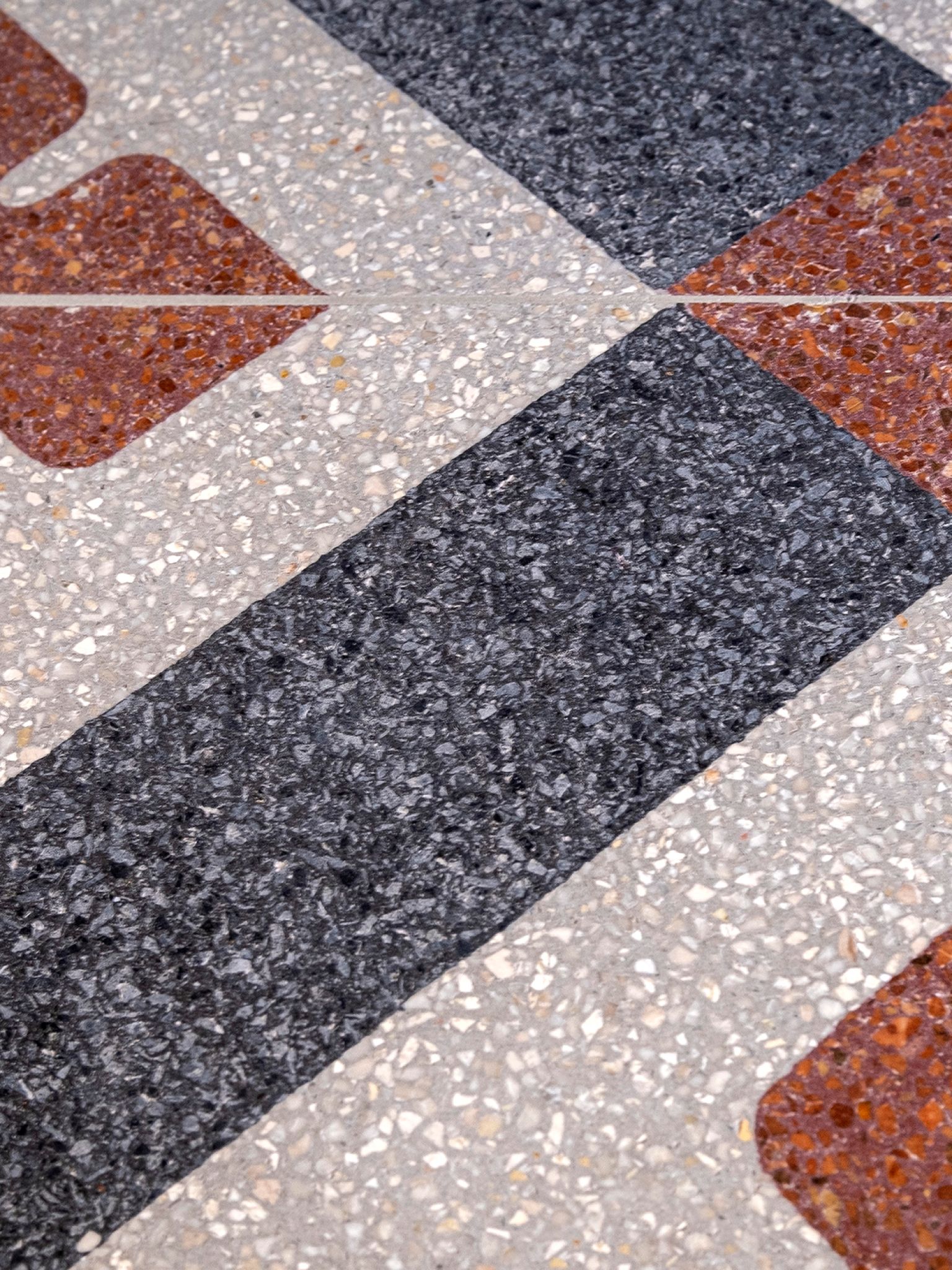 A Walla által megálmodott terrazzo burkolatok komplex geometriai mintáikkal és gazdag színeikkel egyedi atmoszférát teremtenek az épületekben.