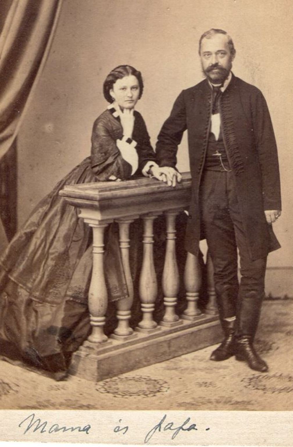 A Leónia Herrich-Kiss villa egykor Herrich Károly vízépítő mérnöké volt, akit lánya, Leónia és férje, Kiss István követtek a későbbi tulajdonlásban.