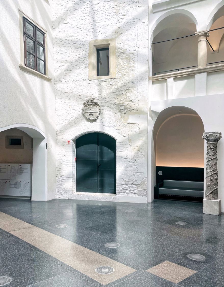 A Iamart Soproni Múzeumban végzett felújítási projektje lehetőséget adott arra, hogy a római kori hagyományok újraéledjenek és továbbéljenek a modern korban.